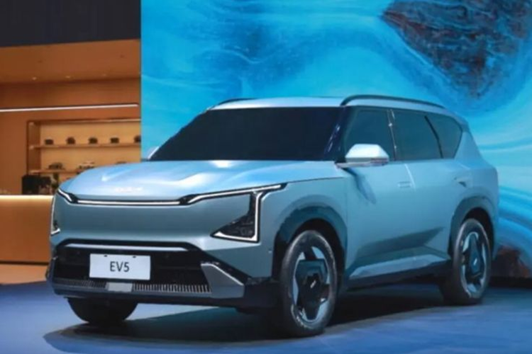 Sau khi ra mắt EV5 vào hồi tháng 8 năm nay, Kia đã chính thức công bố mở bán mẫu SUV thuần điện này tại Triển lãm ô tô Quảng Châu 2023.  Kia EV5 2024 mới được phân phối với 3 phiên bản, đi kèm mức giá từ 149.800 - 174.800 nhân dân tệ (tương đương 490 - 567 triệu đồng).