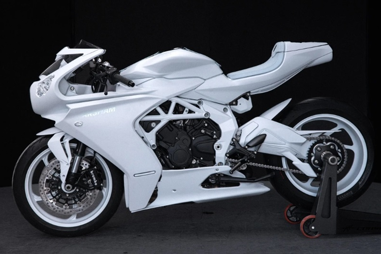 Theo đó, mẫu xe  MV Agusta Superveloce Arsham đặc biệt này sở hữu màu sơn trắng cá tính, đi cùng tác phẩm nghệ thuật nhỏ trên ốp yên, thân xe và yếm xe theo đúng phong cách của nghệ sĩ người Mỹ.