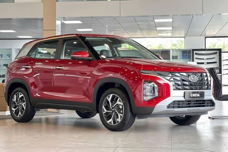 Thời điểm cuối năm 2023, mẫu xe  Hyundai Creta giảm giá tại nhiều đại lý nhằm thu hút khách hàng, bao gồm giảm 50% lệ phí trước bạ (theo chính sách từ Chính phủ đối với các dòng xe lắp ráp trong nước, áp dụng tới hết 31/12), giảm tiền mặt 50 triệu đồng và tặng bộ phụ kiện.