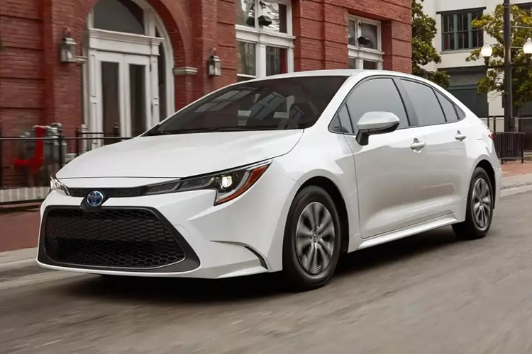  Toyota Corolla  Không có gì bất ngờ khi Toyota Corolla xuất hiện trong danh sách  top ôtô giá rẻ ít hòng này của Consumer Reports. Đã từ rất lâu, mẫu xe nhà Toyota này đã được biết đến như một lựa chọn vừa giá "mềm" vừa bền bỉ và ít hỏng.