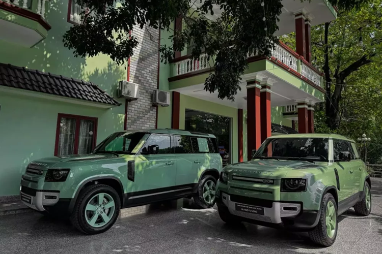 Gần đây, thông tin về việc 2 anh em ở tỉnh Bình Dương đã chốt đơn 1  cặp xe Land Rover Defender 75th Limited Edition, chỉ được bán 5 xe tại thị trường Việt Nam đã nhanh chóng thu hút sự quan tâm của cộng đồng mạng, cũng như giới mê xe.