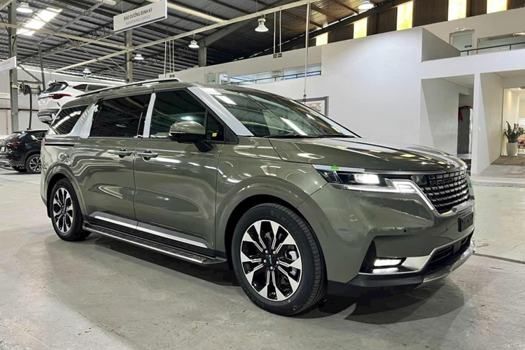 Theo chia sẻ từ tư vấn bán hàng, đây là lô xe  Kia Carnival VIN 2024 mới xuất xưởng đầu năm nay chứ không phải xe sản xuất cũ được thanh lý. Chính vì thế, trang bị của xe vẫn không có sự khác biệt cho dù được thay đổi giá bán.