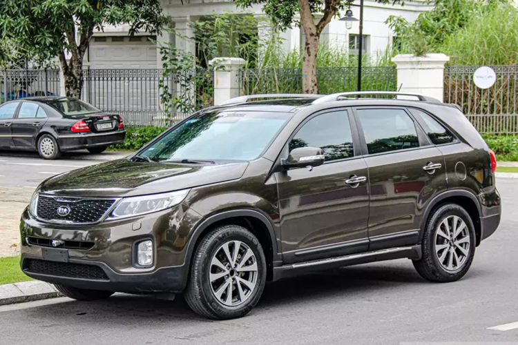 Cùng với Hyundai SantaFe, Kia Sorento tại Việt Nam là mẫu xe gầm cao 7 chỗ thứ 2 đến từ Hàn Quốc tham gia vào thị trường từ khá sớm. Trong khi Hyundai SantaFe liên tục có những thay đổi, thì Kia Sorento lại chậm rãi.