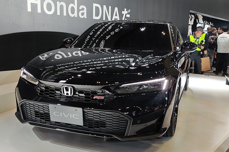 Tham gia triển lãm Tokyo Auto Salon năm nay, hãng Honda đã mang hàng loạt mẫu xe đến trưng bày. Trong đó, thu hút không ít sự chú ý là mẫu xe concept mang tên Honda Civic RS 2024 mới.