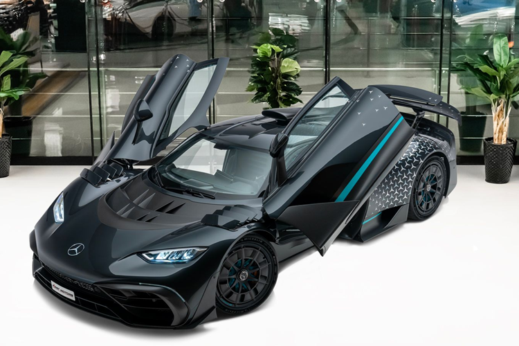 Tại đại lý siêu xe F1rst Motors tại Dubai đang chào giá hypercar  Mercedes-AMG One đã qua sử dụng với mức 20 triệu Dirham các tiểu vương quốc Ả Rập Thống Nhất (AED) tương đương hơn 5 triệu USD (khoảng hơn 128 tỷ đồng).