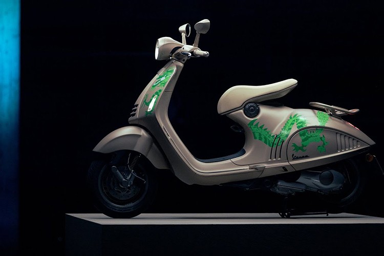 Năm 2024 đánh dấu cột mốc kỷ niệm năm thứ 11 ra đời  Vespa 946 huyền thoại, cũng là năm thứ 02 liên tiếp dòng tay ga siêu sang này tôn vinh bộ con giáp đại diện cho năm âm lịch bằng những mẫu xe giới hạn.