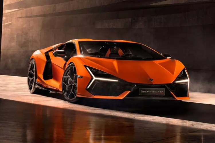  Revuelto khẳng định đam mê Lamborghini  Khác với người bạn thân là Cường Đô la rất đam mê trải nghiệm các dòng siêu xe của hãng Ferrari, tay chơi siêu xe 8X Minh Nhựa lại thể hiện niềm đam mê đặc biệt với các mẫu xe đến từ thương hiệu "bò tót" là Lamborghini, chiếc siêu xe đầu tiên  Minh Nhựa tậu là Lamborghini Murcielago LP670-4 SV, bản sản xuất giới hạn 186 trên toàn thế giới