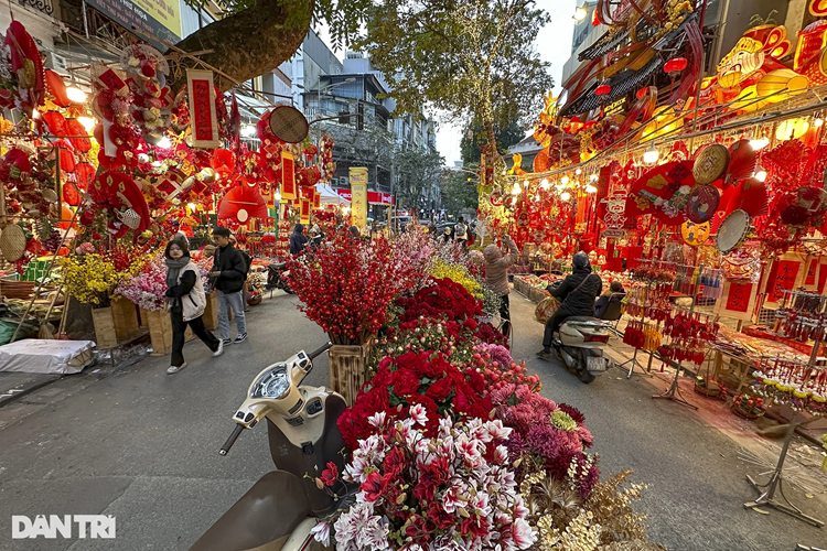 Cả tuyến phố Hàng Mã tràn ngập màu sắc vàng, đỏ rực tỏa bật ra từ các loại đồ trang trí chuyên dùng cho ngày Tết truyền thống của người Việt. Bắt đầu từ rằm tháng Chạp, nơi đây đông đúc nhộn nhịp cho đến chiều 30 Tết. 