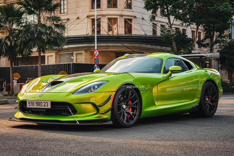 Chiếc  Dodge Viper ACR tại Sài Gòn trong bài được đưa vể nước vào khoảng tháng 4/2022 theo diện nhập khẩu tư nhân. Mặc dù đã “định cư” tại nước ta gần hai năm nhưng rất hiếm khi giới mộ điệu có cơ hội nhìn thấy siêu phẩm này trên đường phố.