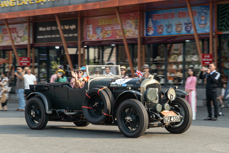 Lộ trình của đoàn  xe cổ triệu đô đi Rally khởi hành từ thành phố Hồ Chí Minh đến điểm xuất phát tại khu du lịch Đại Nam (Bình Dương). Sau 1 tiếng kiểm tra xe và các vật dụng cần thiết, các thành viên lên xe chính thức bước vào cuộc đua Rally di chuyển từ Bình Dương đến điểm dùng cuối ngày đầu là Đà Lạt.