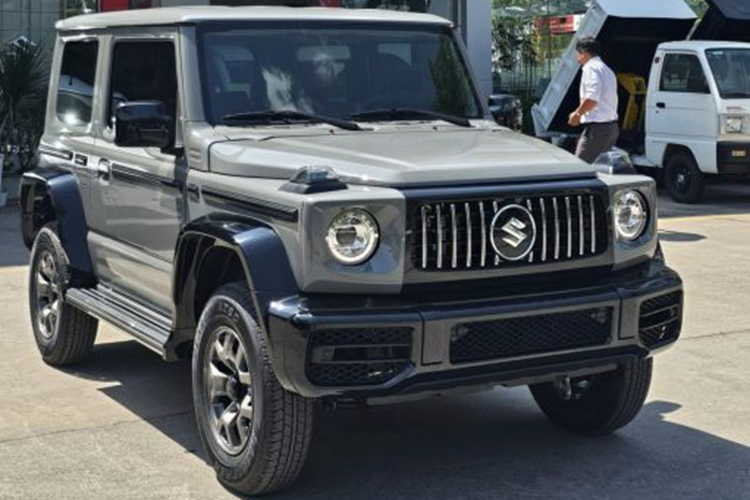 Mới đây, một số đại lý ở phía Nam đã chào bán chiếc  Suzuki Jimny độ Mercedes-AMG G63G. Theo đó, xe có giá 999 triệu đồng, cao hơn 200 triệu so với giá dự kiến của Suzuki Jimny 3 cửa. Khách hàng mua Jimny bản độ này có thể nhận xe trước Tết Nguyên đán.