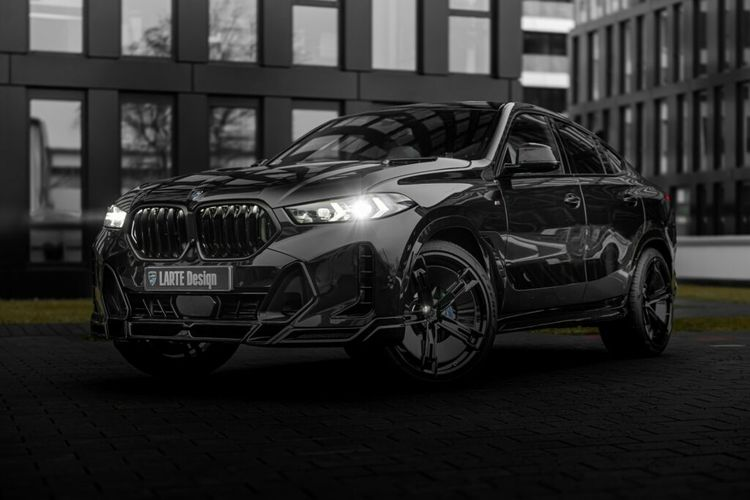 Bộ  bodykit BMW X6 của Larte Design bao gồm 12 phụ kiện, nhiều mảnh trong số đó được làm từ vật liệu composite nhẹ hoặc sợi bazan. Những thay đổi bắt đầu ở phần đầu xe, nơi hãng độ Đức đã trang bị cản trước mới cho chiếc SUV với các khe hút gió được sửa đổi và bộ chia gió vuông vức hơn.