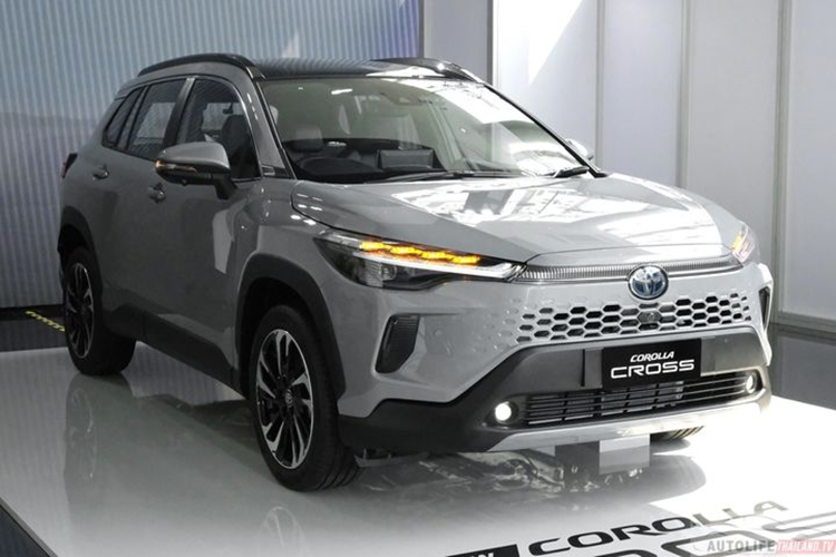  Toyota Corolla Cross 2024 mới vừa ra mắt tại thị trường Thái Lan. Xe được mở bán với 4 phiên bản là 1.8 Sport Plus, HEV Premium, HEV Premium Luxury và HEV GR-Sport, đi kèm giá bán lần lượt 999.000 – 1.254.000 baht, tương đương 680-855 triệu đồng.