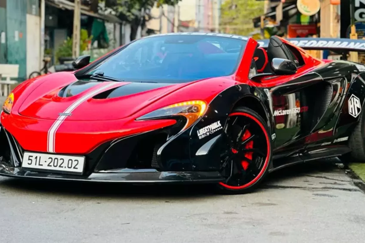 Mới đây, thông tin về việc 1 chiếc siêu xe mui trần  McLaren 650S Spider bản độ Liberty Walk chuyển hộ khẩu vào Sài thành, sau nhiều tháng định cư ở Hà Nội, đã nhanh chóng thu hút sự quan tâm của giới mê xe tại Việt Nam. Tại Việt Nam, chỉ có 2 chiếc McLaren 650S Spider Liberty Walk.