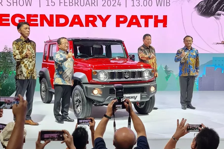 Vào hồi cuối tháng 1/2024, hãng Suzuki đã chính thức giới thiệu dòng xe Jimny 5 cửa ở thị trường Philippines. Đến nay, khi tham gia triển lãm IIMS 2024, hãng xe Nhật Bản tiếp tục giới thiệu mẫu SUV "bé hạt tiêu"  Suzuki Jimny 5 cửa này với khách hàng Indonesia.