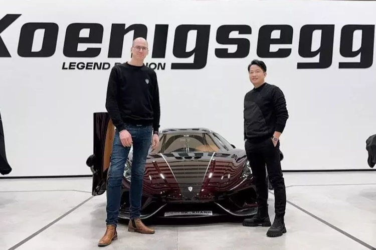 Sau gần 2 năm phải để siêu xe  Koenigsegg Regera triệu đô tại trời Tây để sửa chữa, đại gia Hoàng Kim Khánh đã gặp lại bom tấn của mình, khi bay sang Thụy Điển, đến đại bản doanh của Koenigsegg để nhận bàn giao chiếc xe Regera này.