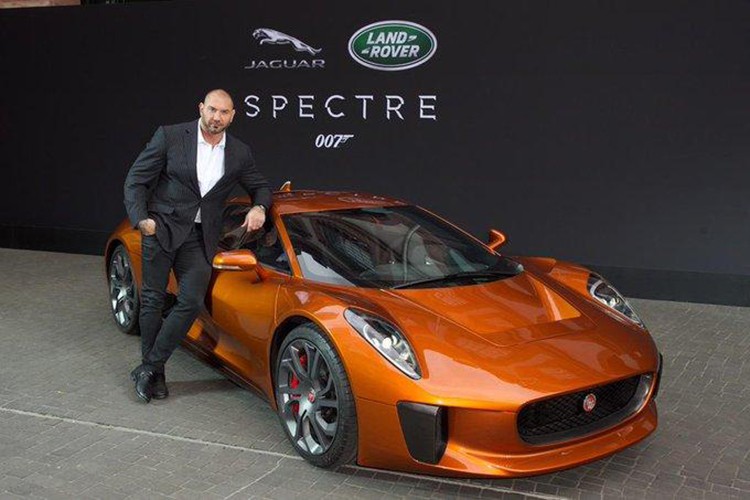 Bản concept của Jaguar C-X75 của điệp viên 007 - Jame Bond đầu tiên được giới thiệu tại Triển lãm ô tô Paris 2010. Phải mất 14 năm, chiếc siêu xe này mới có thể lăn bánh hợp pháp trên đường.