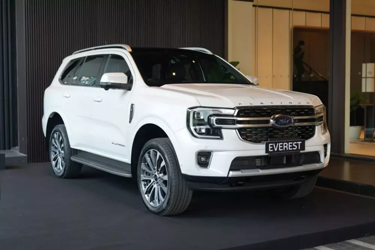 Ford mới đây đã chính thức bổ sung phiên bản mới cho dòng xe Everest ở thị trường Thái Lan, đó là Platinum. Được định vị như phiên bản cao cấp nhất của dòng xe này,  giá xe Ford Everest Platinum 2024 mới có mức khởi điểm lên đến 2,279 triệu Baht (khoảng 1,58 tỷ đồng).