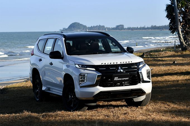 Tại Thái Lan,  Mitsubishi Pajero Sport 2024 mới được bán ra với 4 phiên bản, mức giá bán dao động từ 1,389 - 1,689 triệu Baht (tương đương khoảng 954 triệu đến 1,16 tỷ đồng).