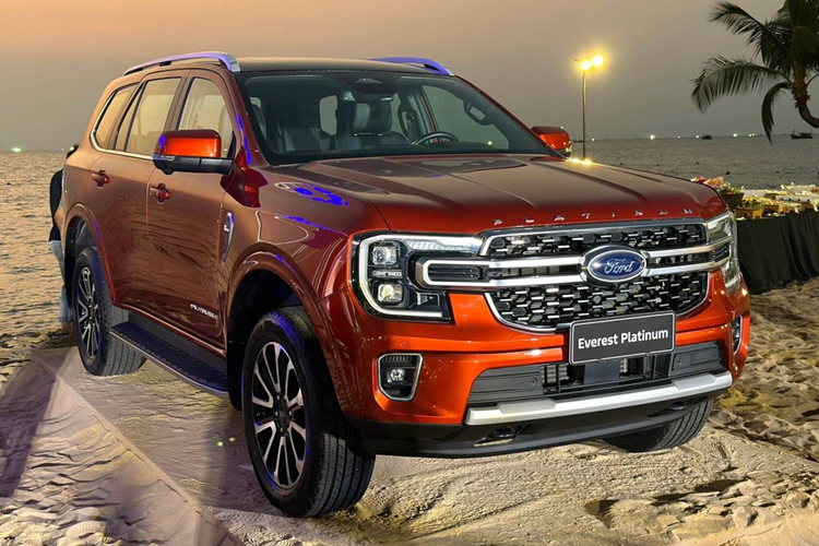 Vừa qua,  Ford Everest Platinum 2024 mới đã được giới thiệu thông qua một sự kiện dành cho đại lý ở đảo Phú Quốc, Kiên Giang. Dự kiến, Everest Platinum 2024 sẽ được mở bán chính thức vào khoảng giữa tháng 4 và bàn giao xe tới khách hàng trong tháng 5.