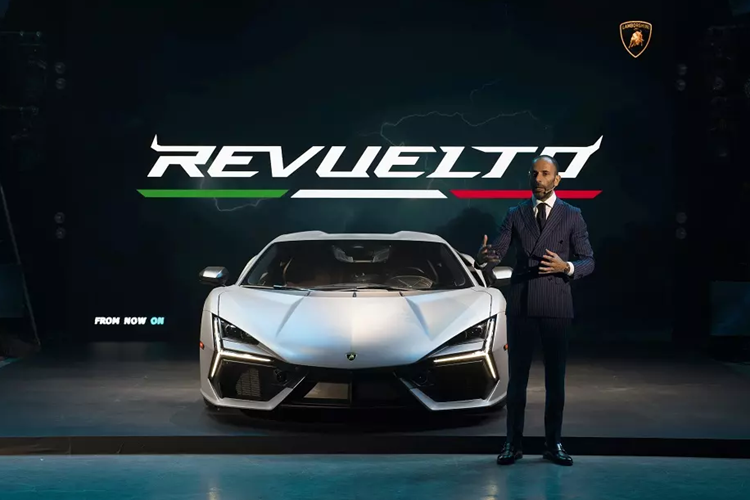 Lamborghini đã chính thức giới thiệu siêu xe Revuelto tại thị trường Việt Nam. Đây là siêu xe đầu tiên sử dụng hệ truyền động plug-in hybrid (PHEV) của thương hiệu Lamborghini.  Giá xe Lamborghini Revuelto tại Việt Nam lên đến 44 tỷ đồng, đắt hơn so với mức giá gần 32 tỷ được bán chính hãng tại thị trường Thái Lan.