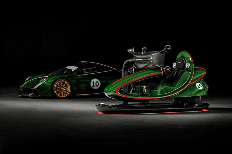 Hãng Hypercar Ý đã hợp tác với hãng Racing Unleashed nhằm tạo ra máy đua xe mô phỏng có thiết kế và phối màu tương tự với chiếc xe Huyara R trên thực tế của chính chủ xe. Hệ thống mô phỏng lấy cảm hứng từ  siêu xe Pagani Huayra R và được thiết kế để mang lại trải nghiệm cầm lái một chiếc xe đua Pagani đích thực.