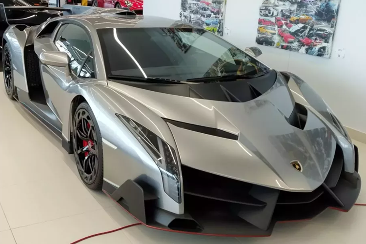 Lamborghini Veneno đang là mẫu siêu xe nhận được nhiều sự quan tâm nhất của giới mê xe tại Việt Nam cũng như Asean, lý do vì mới đây, 1 chiếc  Lamborghini Veneno hàng hiếm đã xuất hiện trong showroom xe của người Việt tại đất nước Campuchia, khiến không ít người bất ngờ.