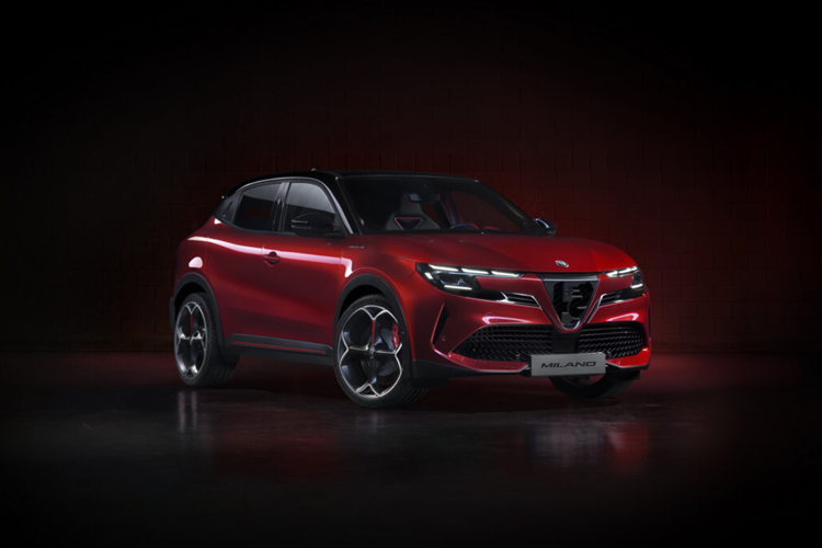 Mẫu xe  Alfa Romeo Milano 2024 mới này cũng chính là “cột mốc” đánh dấu bước đột phá đầu tiên của thương hiệu vào phân khúc xe điện và Milano trở thành mẫu xe nhỏ nhất của hãng, tham gia vào dải sản phẩm bao gồm mẫu sedan Giulia, Stelvio và Tonale của thương hiệu.