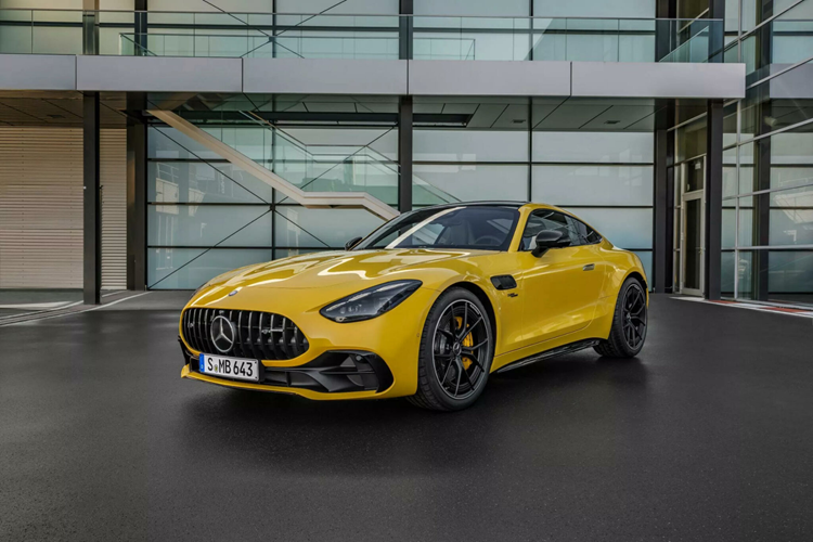  Mercedes-AMG GT 43 2025 mới là dòng xe “Entry-level” được định vị nằm dưới dòng xe GT 53 và GT 63. Mercedes-AMG GT 43 Coupe được trang bị động cơ M139, đây là loại động cơ xăng I4 tăng áp với dung tích chỉ 2.0 lít, có thể sản sinh công suất tối đa 421 mã lực và mô-men xoắn cực đại 500 Nm.