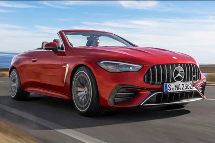  Mercedes-AMG CLE 53 Cabriolet mui trần chính là mẫu xe được thiết kế dựa trên phiên bản Coupe với phần mui vải linh hoạt. Phiên bản mạnh mẽ nhất của CLE mui trần được trang bị động cơ 6 xi-lanh thẳng hàng 3.0 lít tăng áp kép nhẹ, sản sinh công suất 443 mã lực và mô-men xoắn cực đại lên tới 600 Nm.