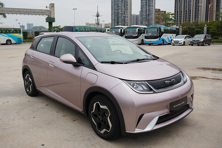 BYD đang là cái tên được giới truyền thông trong nước khá quan tâm, lý do là ông lớn của ngành công nghiệp sản xuất ôtô Trung Quốc sẽ ra mắt tại thị trường Việt Nam trong tháng 6 này, với 6 mẫu xe chính, trong đó, đã có 2 chiếc lộ ảnh xuất hiện là Seal và  BYD Dolphin 2024 mới.