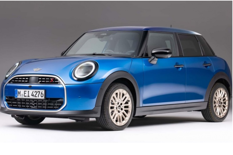 Vì được nâng cấp thêm cửa nên chiều dài cơ sở của  Mini Cooper 2025 bản 5 cửa đã được tăng thêm 71 mm và kéo dài thân xe gần 180 mm. Thể tích khoang hành lý của xe giờ đây cũng được tăng lên 923 lít khi gập hàng ghế sau. Ngoài ra, thiết kế của xe cũng không khác biệt nhiều so với bản 3 cửa.