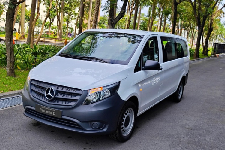 Theo đó, khách hàng mua mẫu  Mercedes-Benz Vito Tourer tại Việt Nam hiện nay chỉ cần phải trả 1,21 tỷ đồng. Mức giá này đưa Vito Tourer trở thành mẫu xe Mercedes-Benz có giá rẻ nhất trên thị trường.