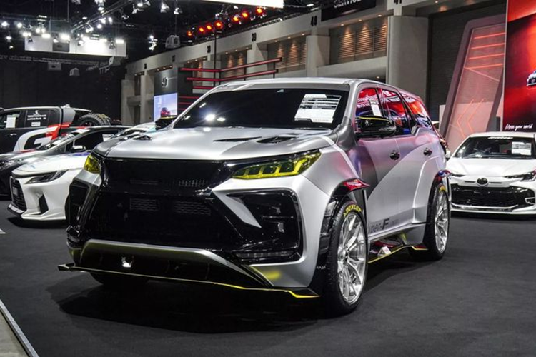 Tại triển lãm xe độ Bangkok Auto Salon 2024 diễn ra ở Thái Lan, Toyota đã giới thiệu mẫu concept SUV thể thao mang tên Hyper-F. Về cơ bản, đây là một chiếc  Toyota Fortuner độ bodykit được nâng cấp bởi TCD Asia (bộ phận phát triển phụ kiện và nâng cấp xe của Toyota).