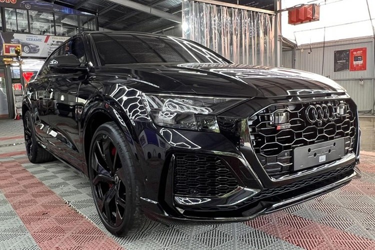 Chiếc  Audi RS Q8 độc nhất Việt Nam trong bài viết này thuộc đời 2021, được đưa về nước vào hồi tháng 4/2022 bởi một đơn vị nhập khẩu tư nhân. Đến khoảng giữa tháng 9/2023, mẫu SUV lai coupe này đã tìm được chủ nhân, là một đại gia đến từ Nghệ An.