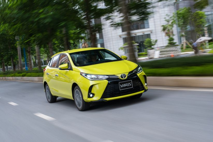  Toyota Yaris   Trong số  loạt ôtô khai tử tại Việt Nam năm 2024, đầu tiên phải kể đến Toyota Yaris. Mẫu xe này đã không còn nằm trong danh mục sản phẩm chính hãng. Bên cạnh đó, đại lý Toyota cũng cho biết, mẫu xe Yaris đến hiện tại đã ngừng nhận đặt hàng. Doanh số xe phát sinh từ đầu năm xuất phát từ các đơn hàng đã đặt từ trước.