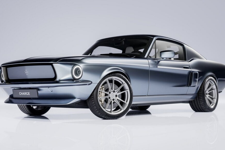 Mẫu xe  Ford Shelby Mustang 1967 cổ điển này được chế tạo lại với với bộ pin đặt trên sàn, thân thép mới, nội thất hiện đại và công suất 536 mã lực và mô-men xoắn đạt mức 1.106 Nm.