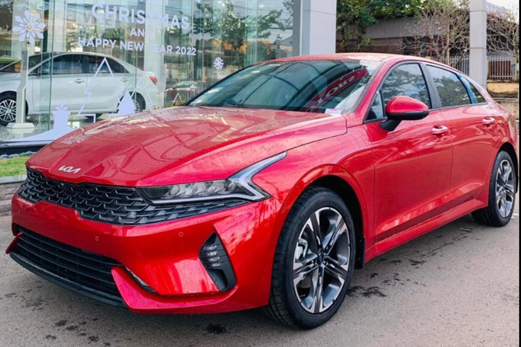 Cụ thể, khách hàng mua xe Kia K5 Luxury vin 2023 ở thời điểm này sẽ được đại lý ưu đãi từ 35 - 50 triệu đồng (tùy đại lý).  Giá xe Kia K5 Luxury sau ưu đãi chỉ còn dao động từ 809 - 824 triệu đồng (tùy đại lý).