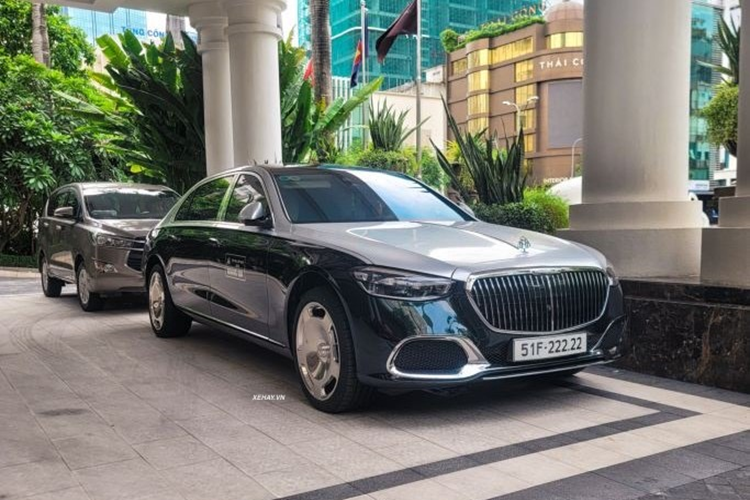 Chiếc  Mercedes-Maybach S450 4Matic biển ngũ quý này sở hữu ngoại thất màu đen với phần thân trên phối màu bạc, đi cùng các điểm nhấn bằng crôm ở lưới tản nhiệt, logo M trên cột C, mâm xe, cản trước/sau và logo Maybach ở đuôi xe.