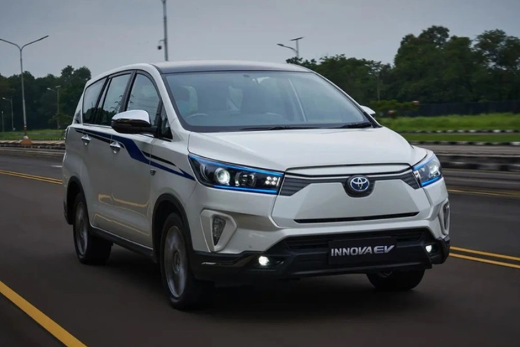 Chiếc xe  Toyota Innova EV 2025 thuần điện xuất hiện trong tình trạng không hề bị che chắn và còn mang biển số màu xanh dành cho xe điện, được đăng ký dưới tên Công ty TNHH Toyota Astra Motor.