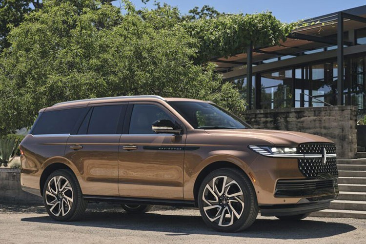 Mới đây, thương hiệu Lincoln đã hé lộ mẫu xe Navigator 2025. Mẫu xe  Lincoln Navigator 2025 mới sẽ vẫn giữ nguyên động cơ EcoBoost V6 3.5 lít công suất 440 mã lực của mẫu cũ nhưng về một số trang bị công nghệ, mẫu xe này vẫn có nhữn điểm nâng cấp ấn tượng.