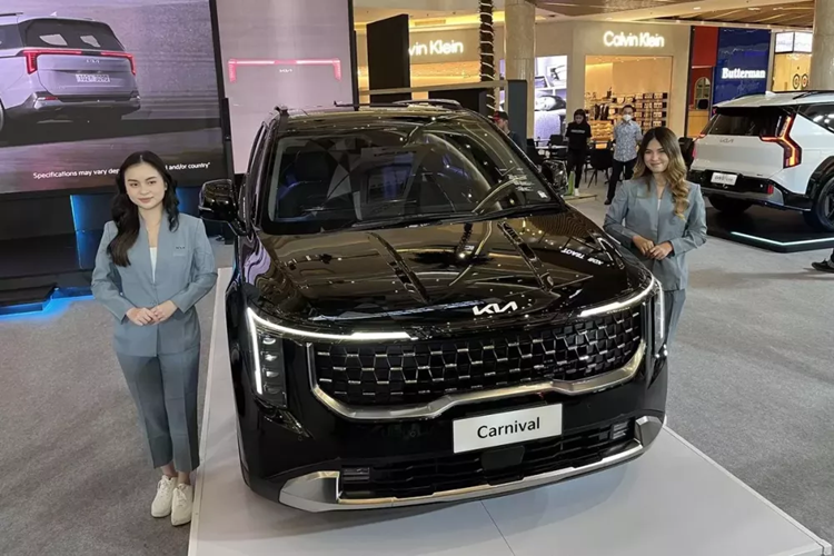 Vào hồi cuối tháng 7/2024, một chiếc  Kia Carnival 2025 đời mới nhất đã bất ngờ bị bắt gặp tại Trung tâm kiểm định khí thải ở Hà Nội. Đến nay, các đại lý Kia ở Việt Nam đã bắt đầu nhận cọc cho mẫu MPV cỡ lớn này.