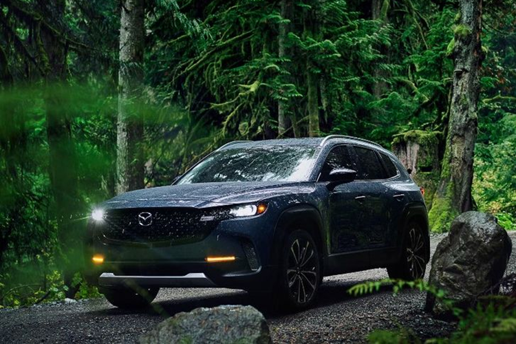  Mazda CX-50   Dù mới chỉ ra mắt từ năm 2023, tuy nhiên mẫu  xe SUV Mazda CX-50 đã nhanh chóng thu hút sự chú ý của khách hàng bởi vẻ ngoài bóng bẩy và không gian nội thất hiện đại.