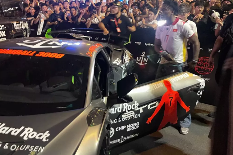 Hành trình  siêu xe Gumball 3000 2024 lần thứ 25 đã chính thức diễn ra với không khí vô cùng hấp dẫn khi thu hút hơn 100 siêu xe góp mặt, tâm điểm của hành trình siêu xe Gumball 3000 diễn ra ở Việt Nam trong 2 ngày là 14 và 15 tháng 9, sẽ là hoạt động khai mạc Gumball Grid - được mệnh danh là “bãi xe đắt giá nhất thế giới” từ 10 giờ sáng ngày thứ Bảy 14/09/2024.