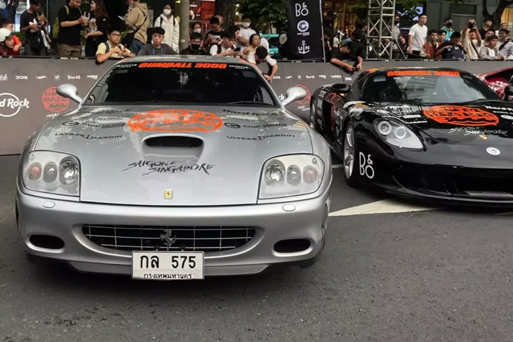 Có những chiếc siêu xe tham dự vào hành trình xe Gumball 3000 2024 lần đầu xuất hiện ở Việt Nam, 1 trong số đó là  Ferrari 575M Maranello hàng hiếm với ngoại thất màu bạc, của 1 đại gia Thái Lan, thú vị biển số của xe còn trùng tên phiên bản xe là 575.