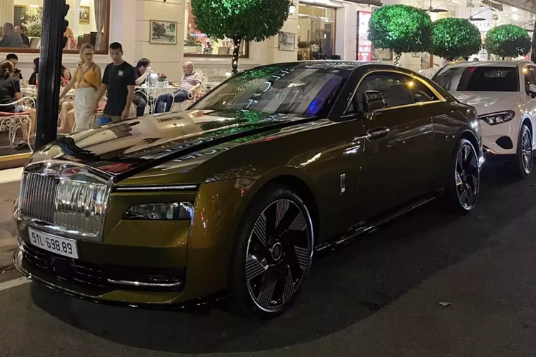 Mới đây, giới mê xe trong nước đã khá bất ngờ khi bắt gặp 1 chiếc coupe siêu sang  Rolls-Royce Spectre 2024 mới đỗ ngay tại thánh địa siêu xe ở TP HCM. Thú vị ở chỗ chính là việc chiếc Spectre này gây ấn tượng với màu sơn thời trang, là đặc trưng của chiếc xe điện đầu tiên của Rolls-Royce, khác xa với xe Rolls-Royce Spectre của Minh Nhựa.