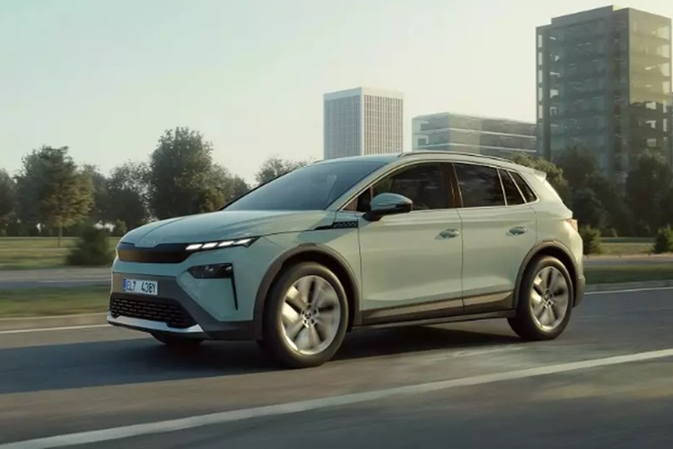  Skoda Elroq 2025 mới là mẫu xe thuần điện sẽ thay thế vị trí của “đàn anh” Karoq. Theo đó, Elroq được định vị ở phân khúc SUV/CUV cỡ C với kích thước dài x rộng x cao lần lượt 4.488 x 1.884 x 1.625 mm và chiều dài cơ sở 2.765 mm. Skoda Elroq sở hữu ngôn ngữ thiết kế Modern Solid.