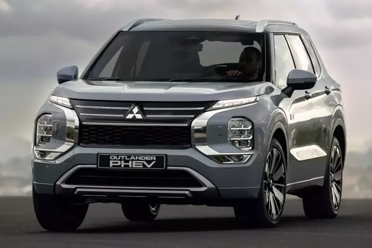  Mitsubishi Outlander PHEV mới lần đầu tiên trình làng ở thị trường Nhật Bản vào hồi tháng 10/2021. Sau 3 năm, hãng Mitsubishi đã tung ra phiên bản nâng cấp giữa vòng đời của dòng SUV cỡ C này.