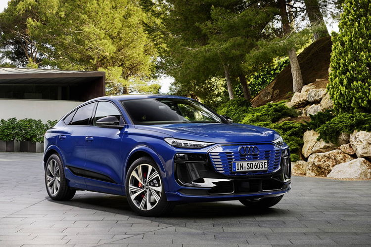 Mẫu xe điện  Audi Q6 Sportback e-tron 2024 mới ra mắt ngay trước khi thềm triển lãm Paris Motor Show 2024, nơi mà sản phẩm mới này cũng sẽ được hãng trưng bày. Đây là sự mở rộng dành cho danh mục Q6 e-tron, đồng thời đi theo đúng công thức “1 dòng xe, 2 biến thể” đã từng được Audi áp dụng với các mẫu Q4 và Q8 Sportback e-tron.