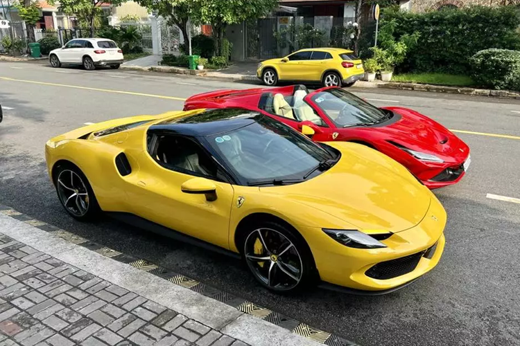 Vào tháng 2 đầu năm nay, 1 chiếc siêu xe Ferrari 296 GTB đầu tiên về Việt Nam đã được chào bán trên thị trường xe đã qua sử dụng, nhanh chóng thu hút sự quan tâm của giới mê xe, xe được nhập khẩu chính hãng, bàn giao cho chủ nhân vào tháng 1/2023.